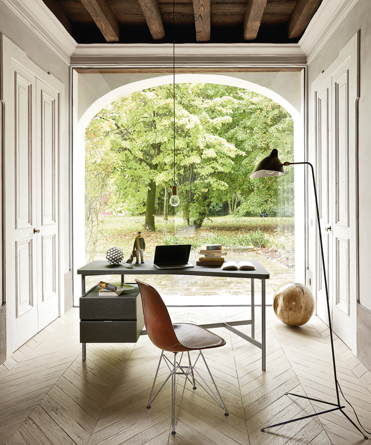 Studio minimalista con scrivania e sedia imbottita Studio minimalista con scrivania e sedia imbottita