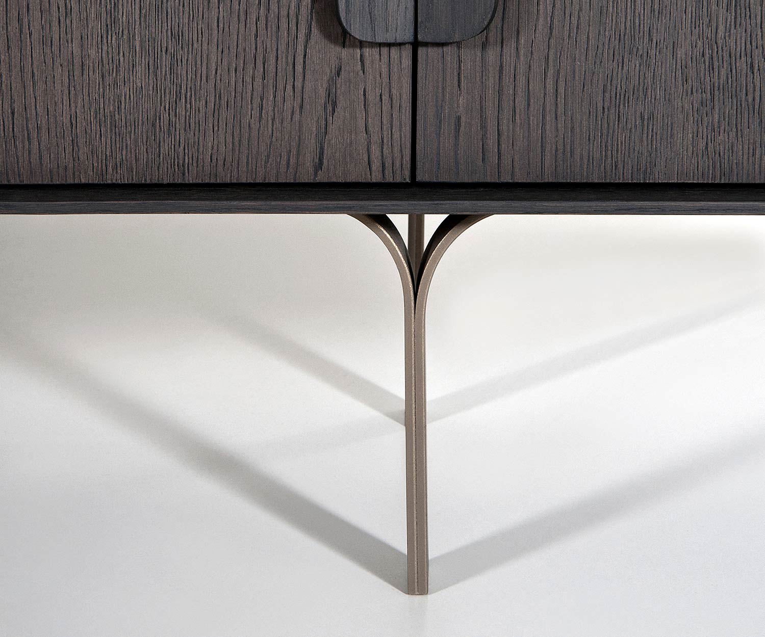 al2 Mobius 003 Dettaglio Design credenza piedi in metallo struttura in metallo al2 Mobius 003 Dettaglio Design credenza piedi in metallo struttura in metallo