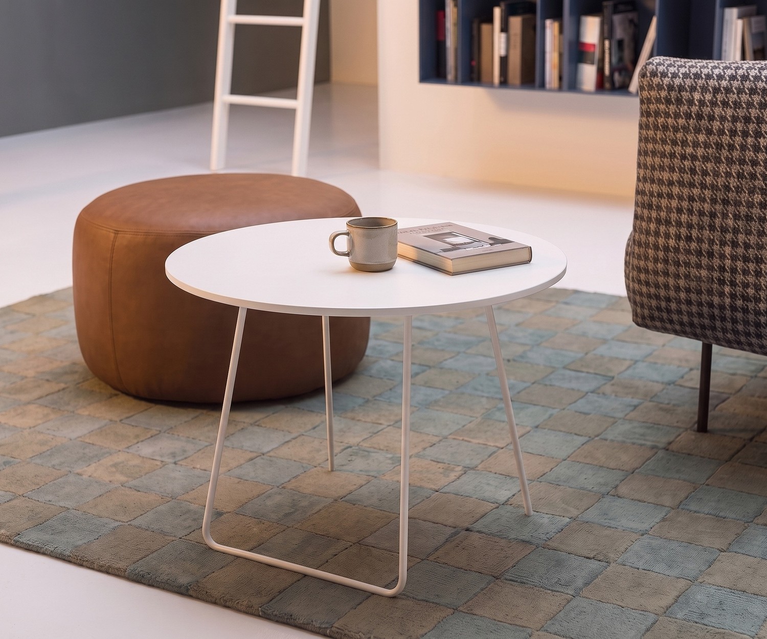 Tavolino Novamobili Orbis bianco Tavolino da salotto Novamobili Orbis di design moderno con piano rotondo bianco e struttura in metallo sottile