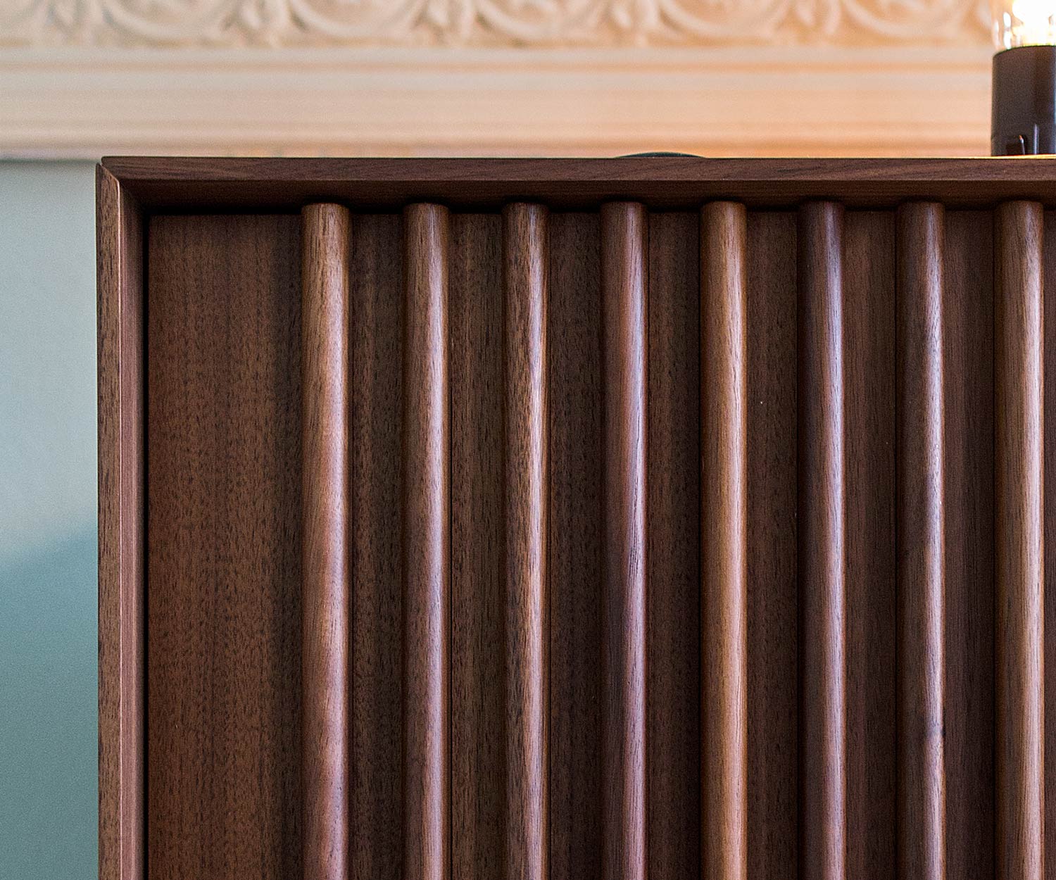 Credenza dal design moderno con dettaglio del fronte a doghe in impiallacciatura di noce Credenza dal design moderno con dettaglio del fronte a doghe in impiallacciatura di noce