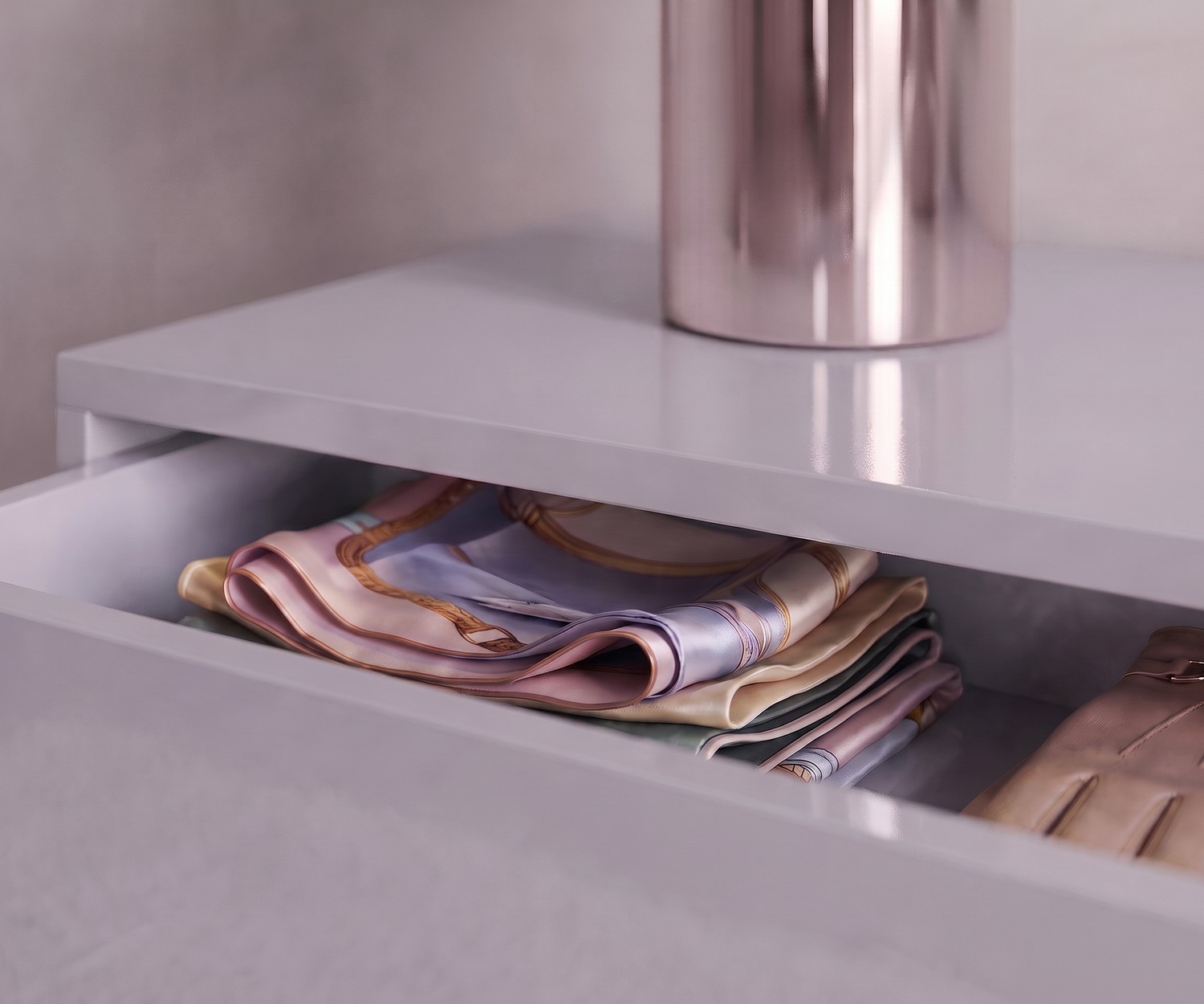 Cassettiera sospesa Novamobili Easy in camera da letto, laccato grigio chiaro con cassetto aperto per accessori.