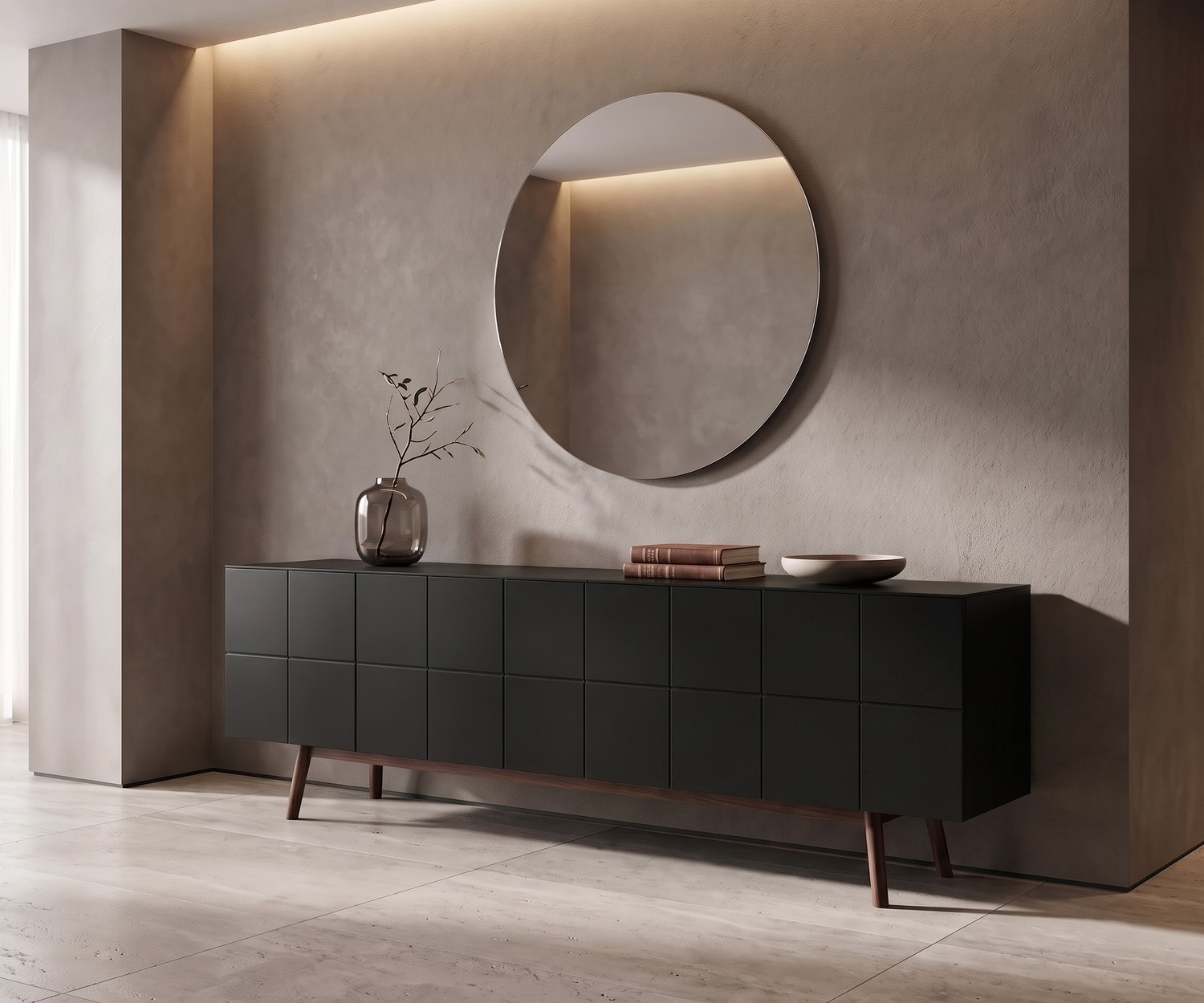 Credenza di design al2 MOS-I-KO 003 B per il soggiorno in nero opaco con gambe in legno e uno specchio rotondo.