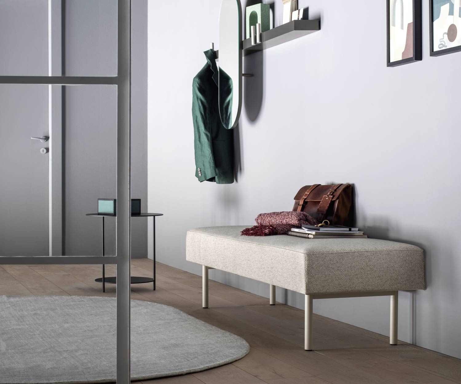 Panchina di design bianca Church di Novamobili Gambe in metallo Panchina di design bianca Church di Novamobili Gambe in metallo