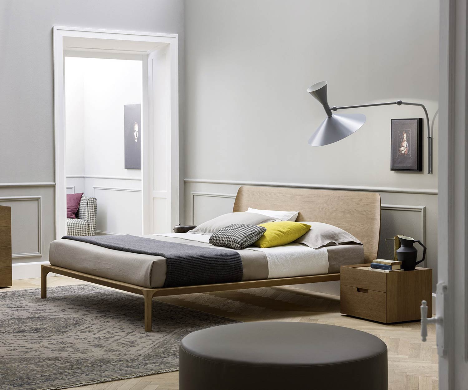 Comodino di design di alta qualità nella camera da letto accanto al letto presentato per la visione in marrone