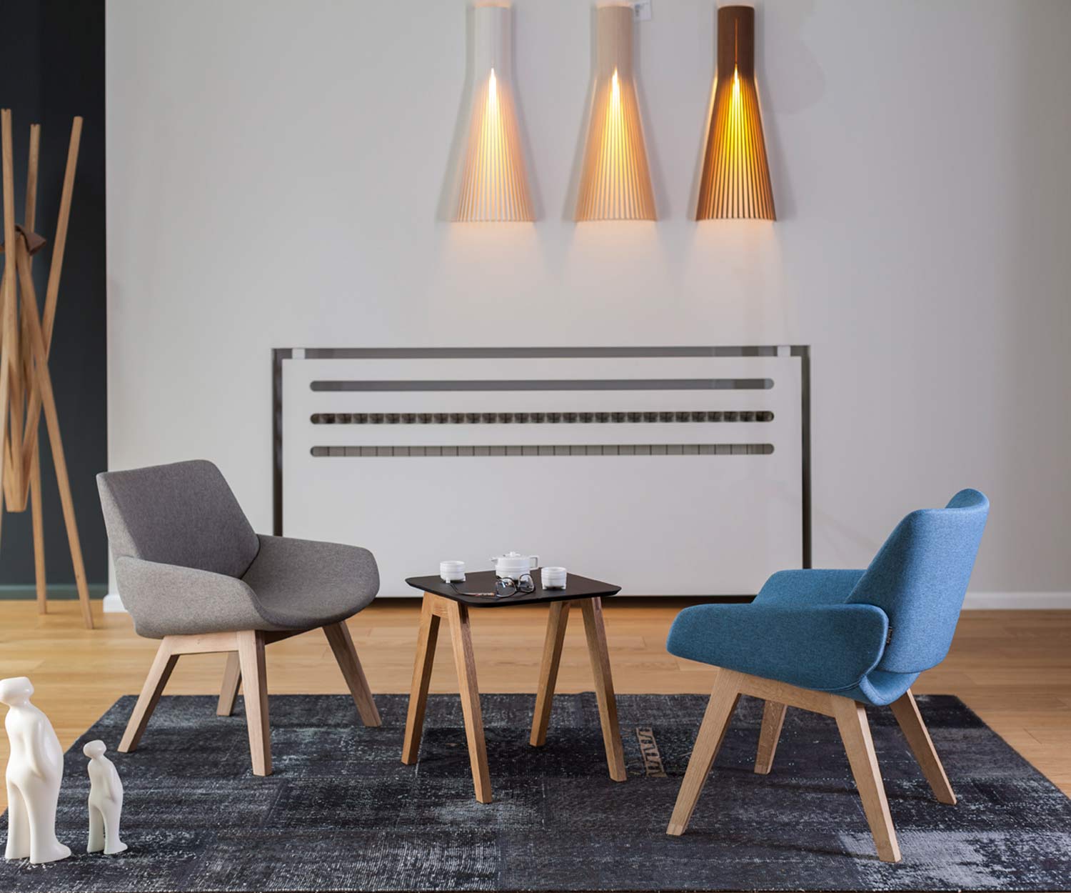 Prostoria Poltrona di design Monk con rivestimento in tessuto grigio e blu Prostoria Poltrona di design Monk con rivestimento in tessuto grigio e blu