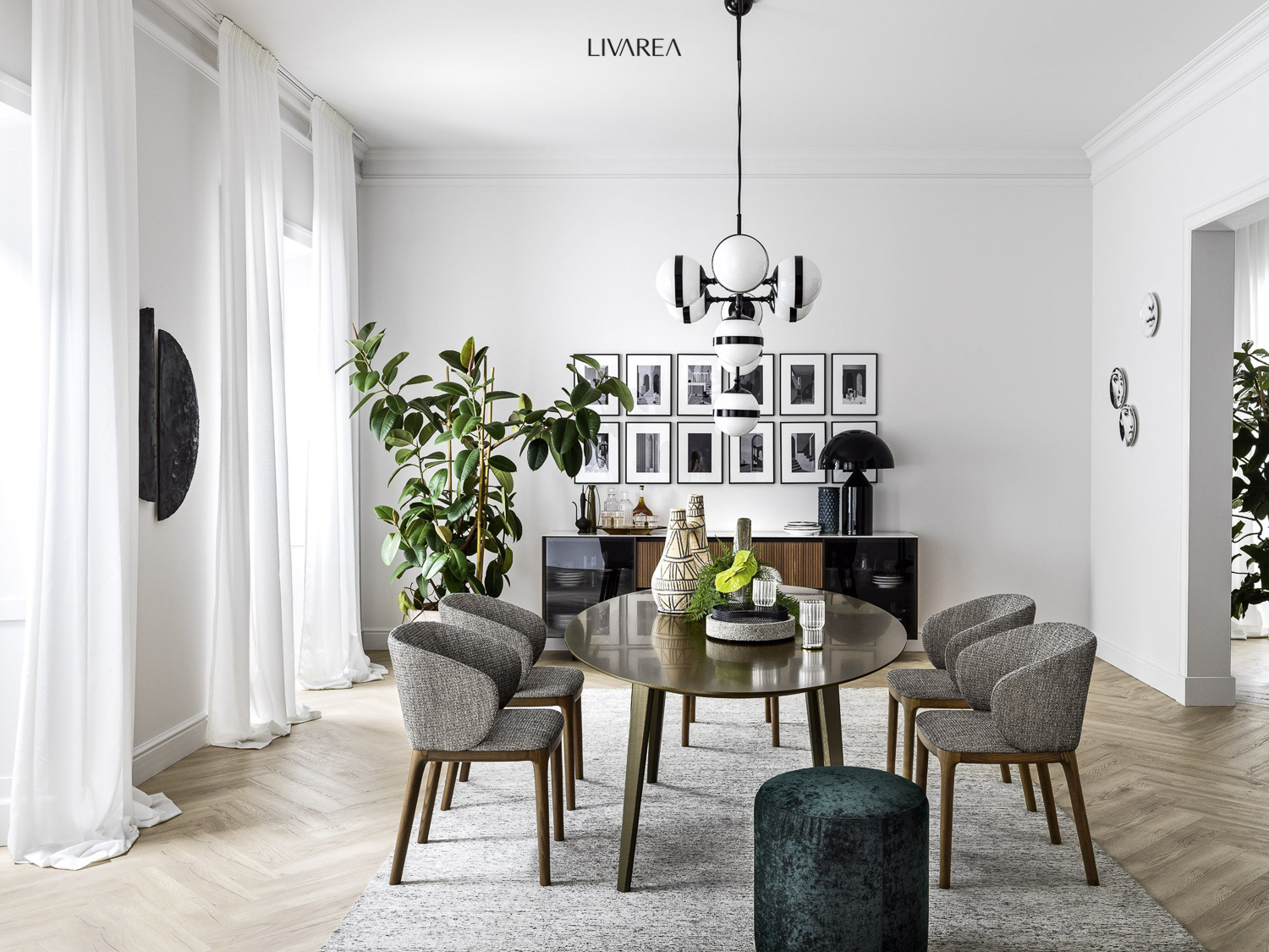 Elegante soggiorno con gruppo di divani e tavolini di fronte a una zona pranzo Elegante soggiorno con gruppo di divani e tavolini di fronte a una zona pranzo