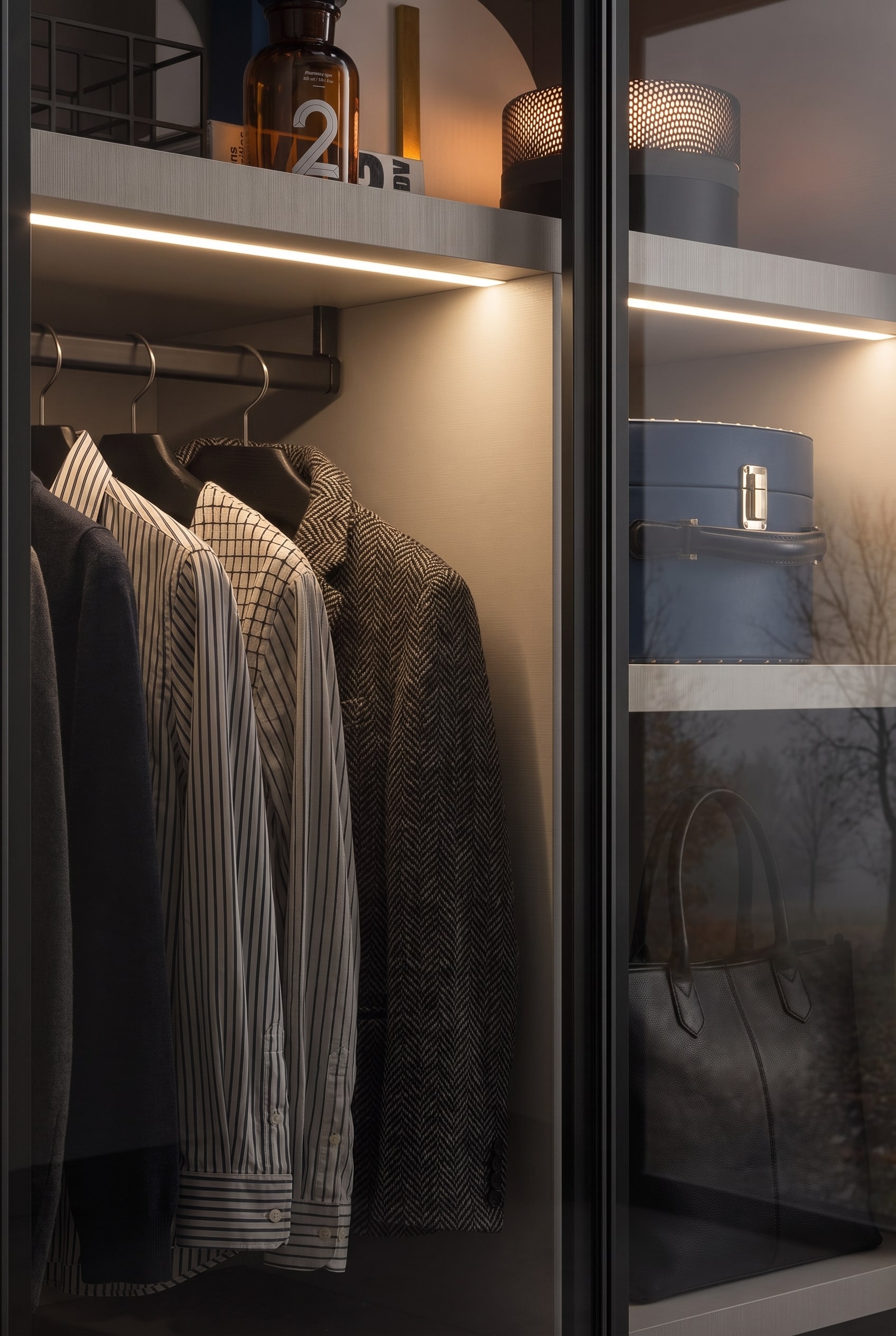 Hochwertiger Kleiderschrank mit Rauchglasfronten, bei dem die indirekte Innenbeleuchtung und stabile Einlegeb&ouml;den eine Boutique-Atmosph&auml;re schaffen.