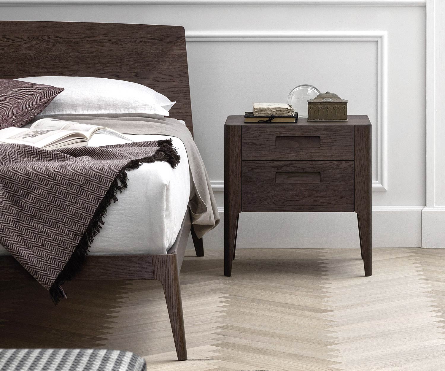 Letto moderno in legno scuro di design con comodino in camera da letto
