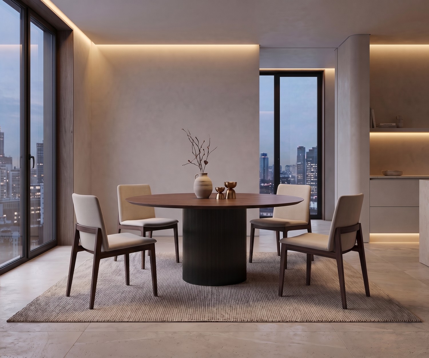 Tavolo da pranzo rotondo design al2 Dakry BR 001 Tavolo da pranzo rotondo al2 Dakry BR 001 in sala da pranzo moderna, tavolo in legno con base a colonna rigata e sedie.