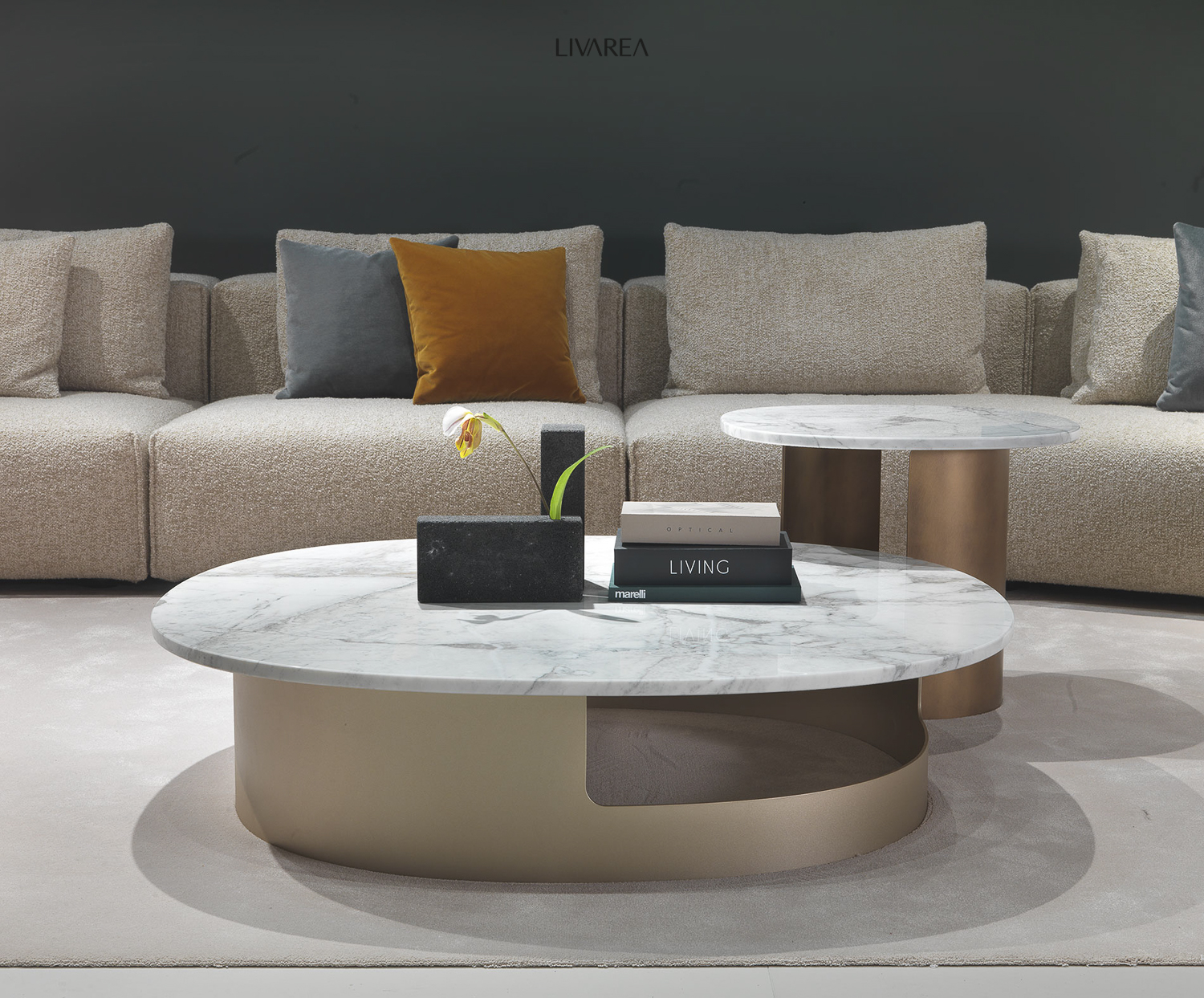 Tavolino rotondo con piano in marmo per la zona divano del soggiorno
