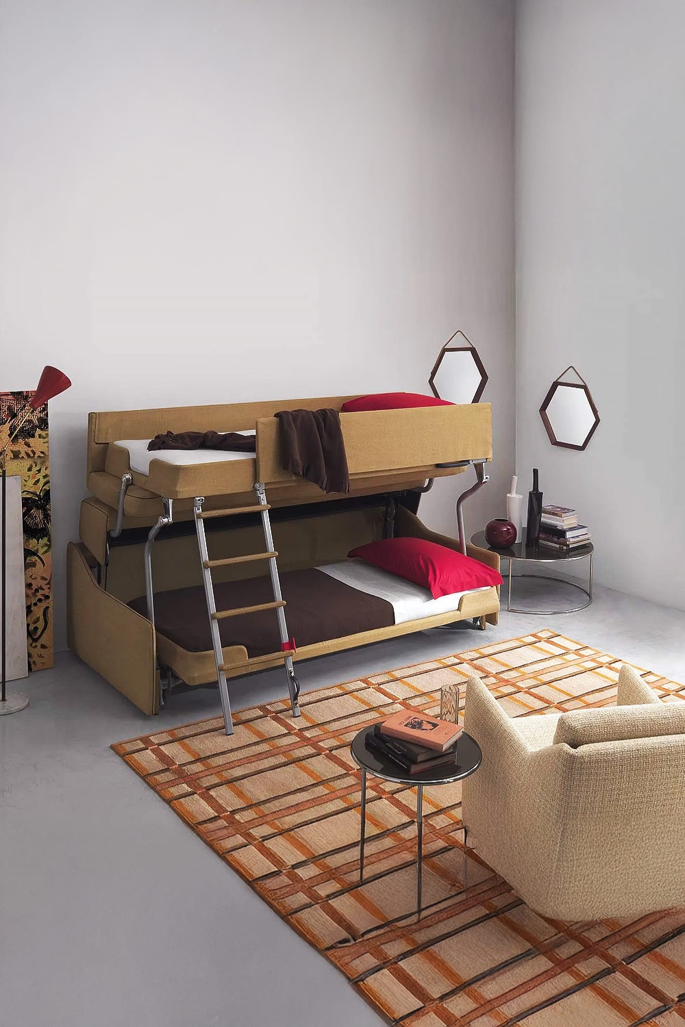 divano-trasformato-in-letto-a-castello-con-una-poltrona-distintiva-e-diversi-tavolini