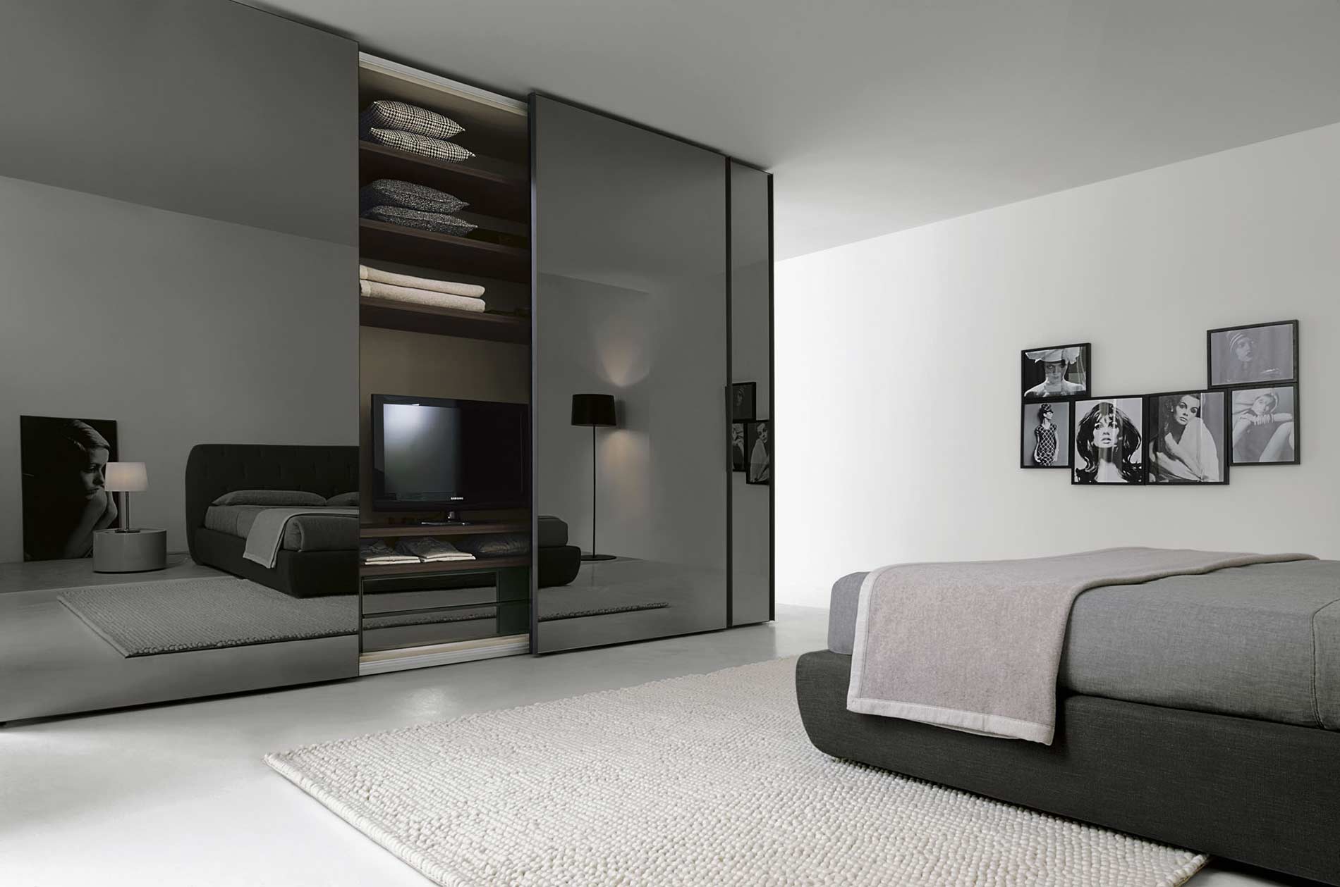 Armadio di design con ante scorrevoli in vetro