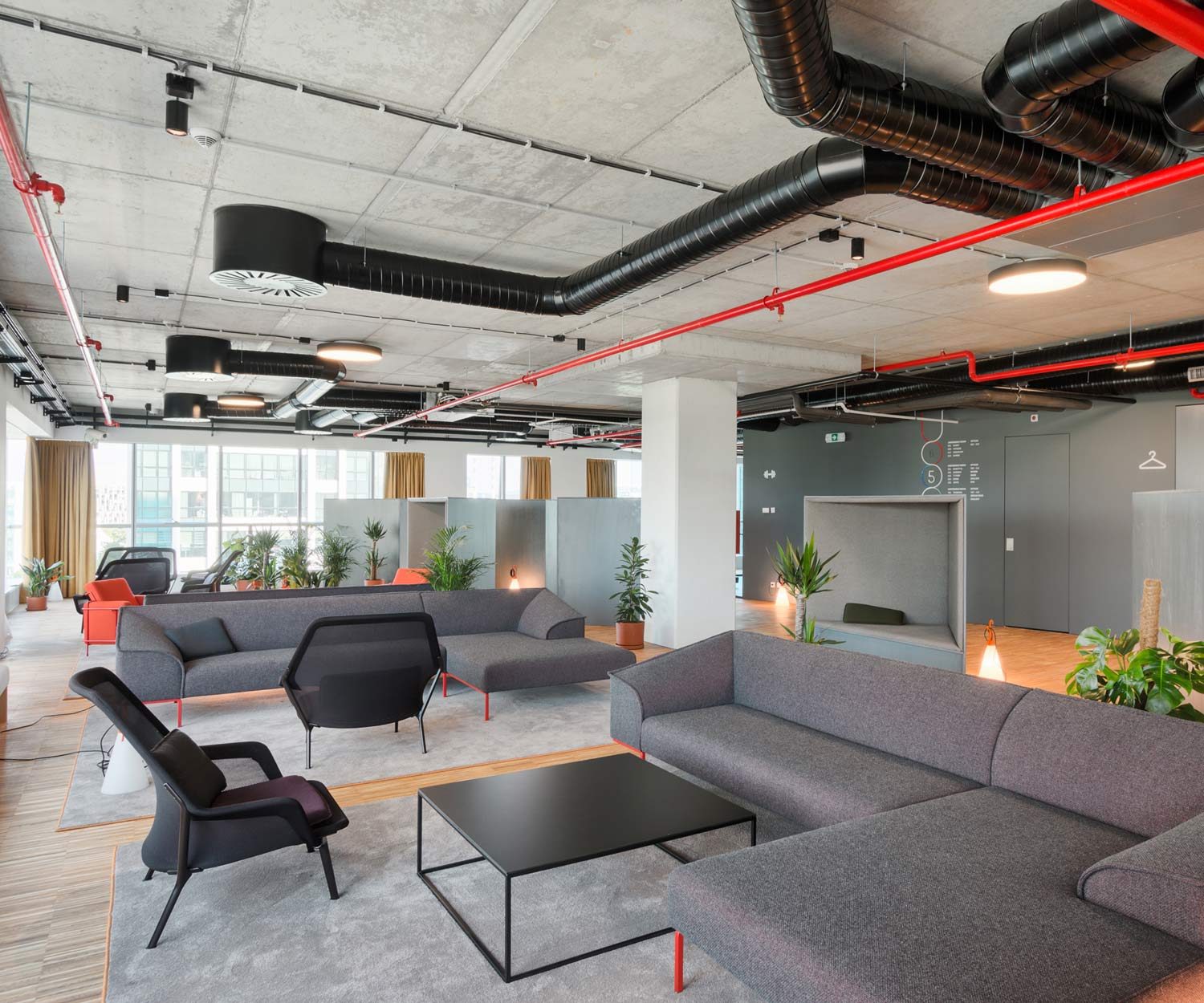 Cucitura del divano di design di alta qualità Prostoria nella hall di un hotel Cucitura del divano di design di alta qualità Prostoria nella hall di un hotel