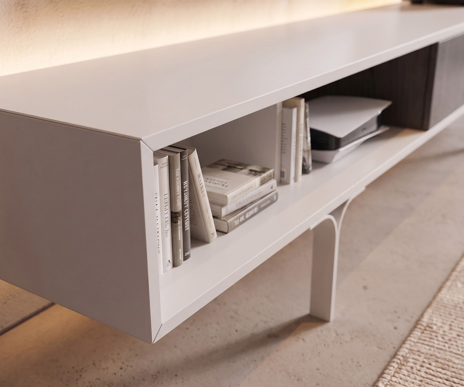 Mobile TV design bianco al2 Mobius 005 Mobile TV basso Mobius 005 per soggiorno. Mobile porta TV bianco e minimalista con vani a giorno per libri e console.