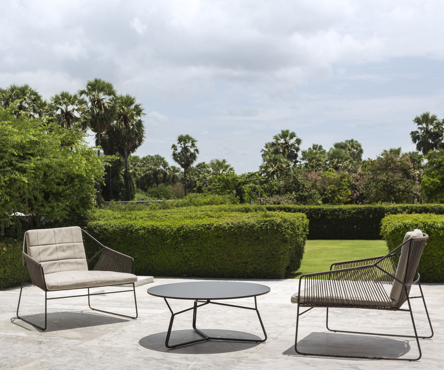 Poltrona esclusiva di design Oasiq Schnur sulla terrazza del giardino estivo Poltrona esclusiva di design Oasiq Schnur sulla terrazza del giardino estivo