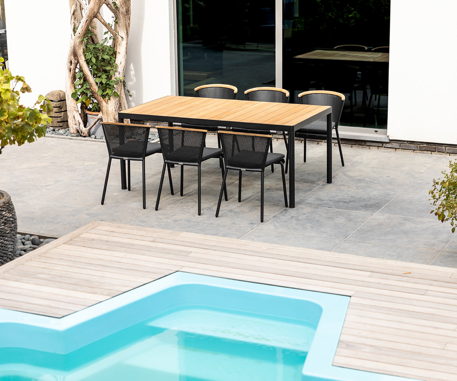 Resistente alle intemperie Oasiq Tavolo da giardino di design Riad sulla terrazza a bordo piscina Resistente alle intemperie Oasiq Tavolo da giardino di design Riad sulla terrazza a bordo piscina
