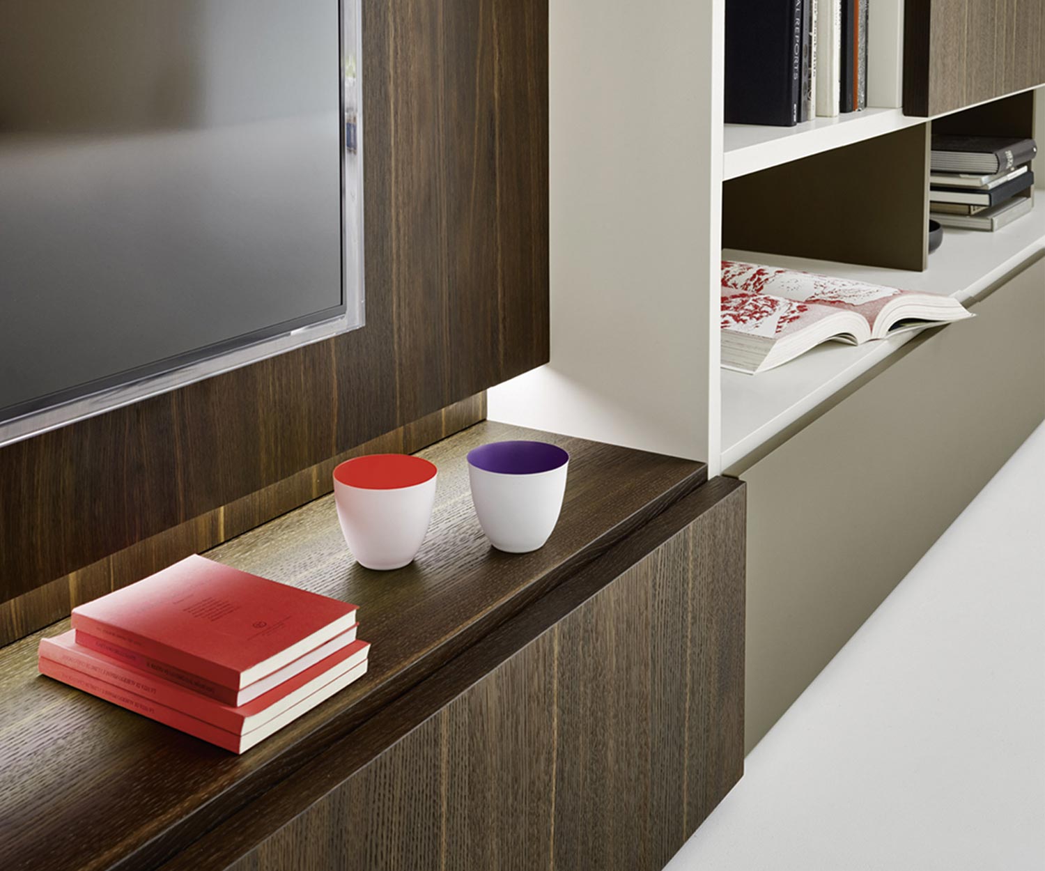 Libreria di alta qualità Livitalia Design C52 in dettaglio Modulo TV con illuminazione Libreria di alta qualità Livitalia Design C52 in dettaglio Modulo TV con illuminazione