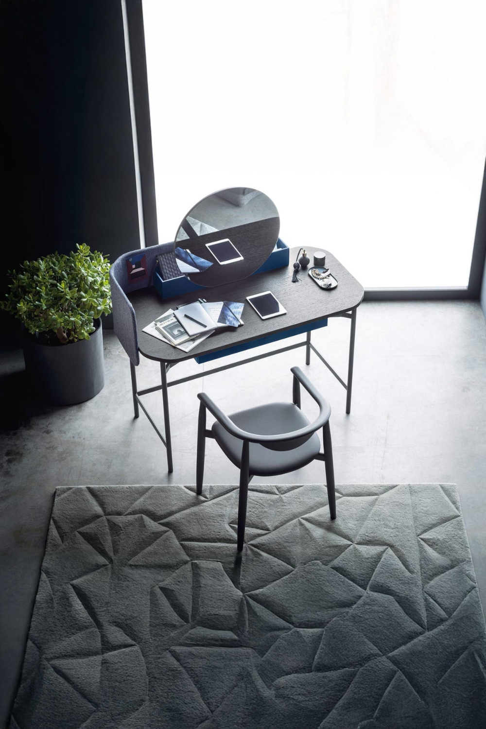 mini-scrivania-compatta-con-tavolo-e-sedia-filigranati-dal-design-moderno