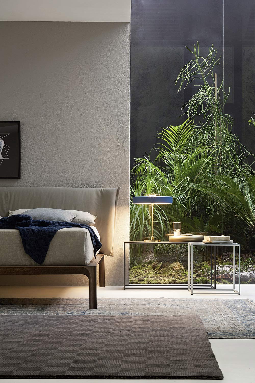 Camera da letto di lusso con design in vetro naturale