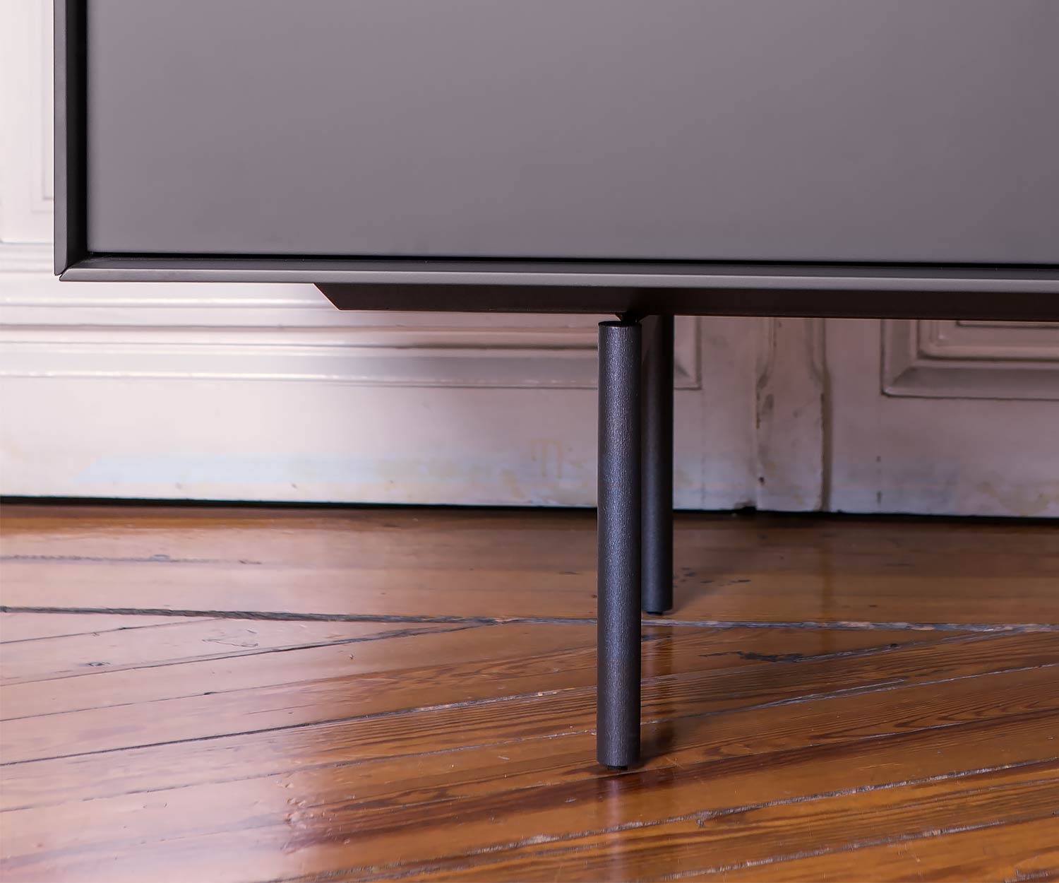Credenza di design moderno per sala da pranzo su gambe in metallo verniciato a polvere Credenza di design moderno per sala da pranzo su gambe in metallo verniciato a polvere