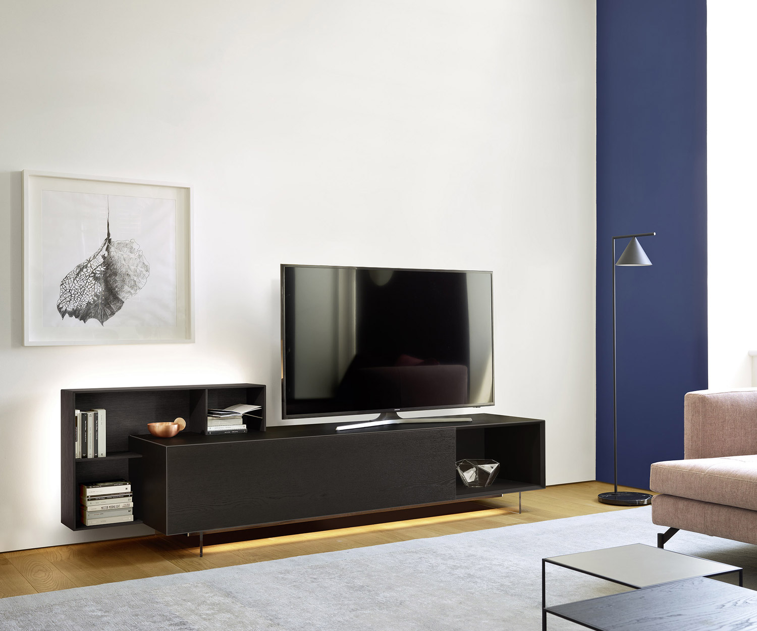 Pensile dal design esclusivo C08 di Livitalia con mensola in laccato nero opaco Pensile dal design esclusivo C08 di Livitalia con mensola in laccato nero opaco