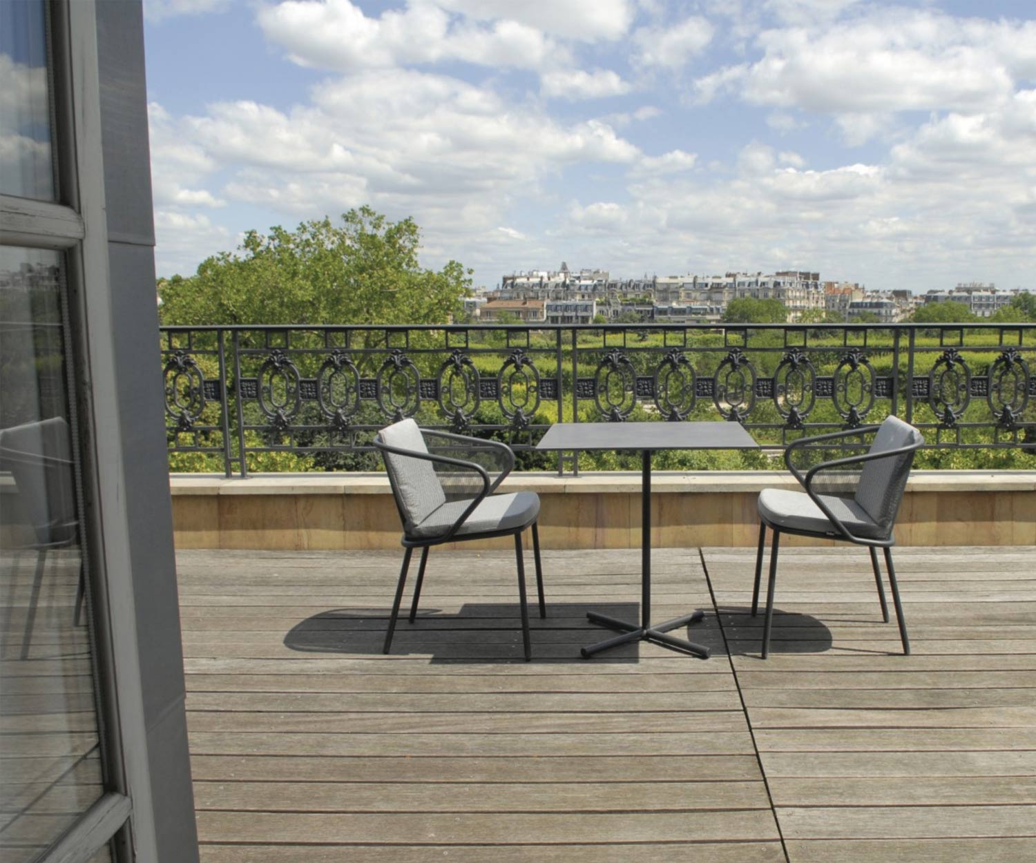 Tavolo bistrot moderno di design Todus Condor con sedie da giardino su una terrazza
