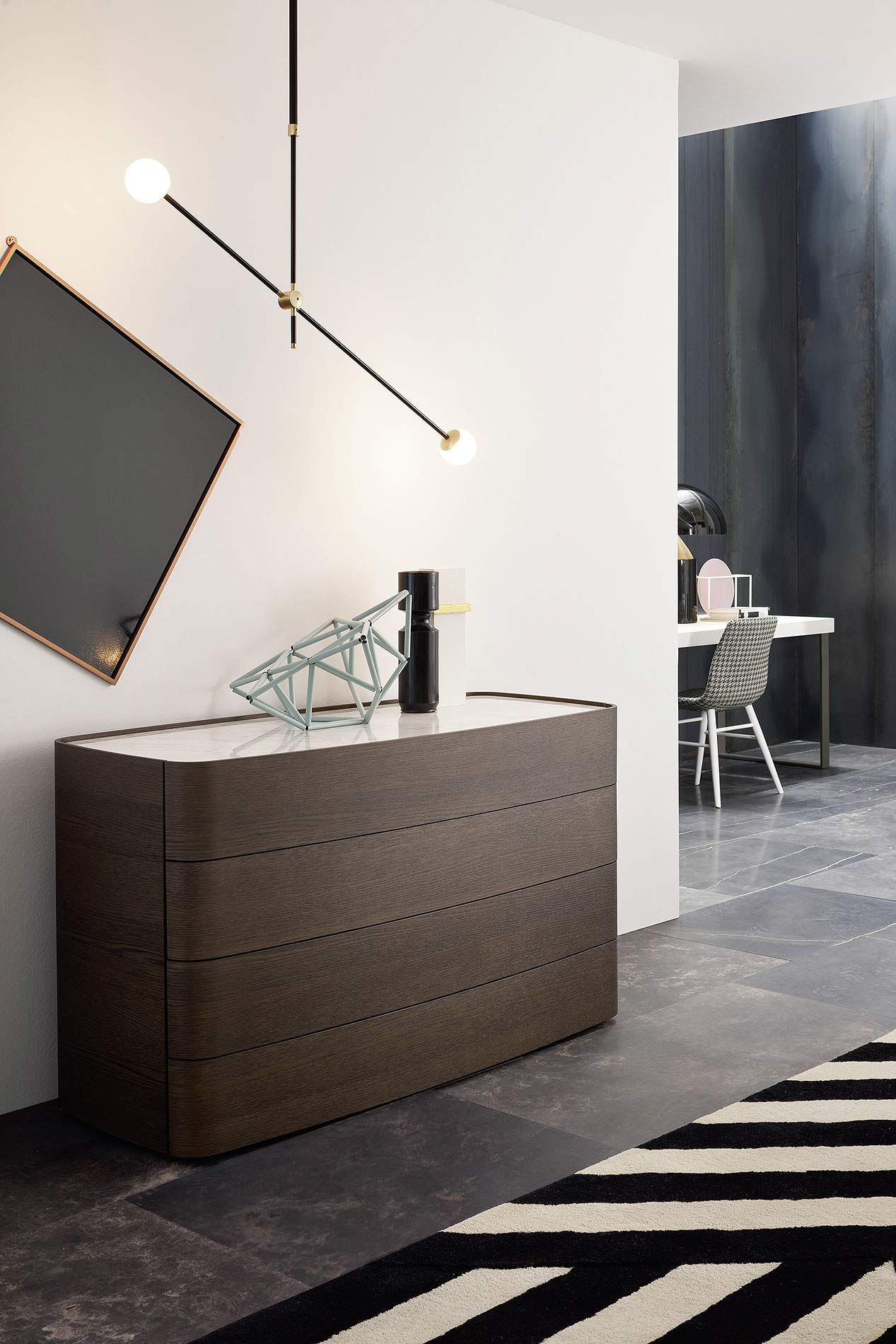 Cassettiera dal design rotondo con ripiano in rovere e rivestimento in marmo Cassettiera dal design rotondo in rovere con ripiano di copertura in marmo