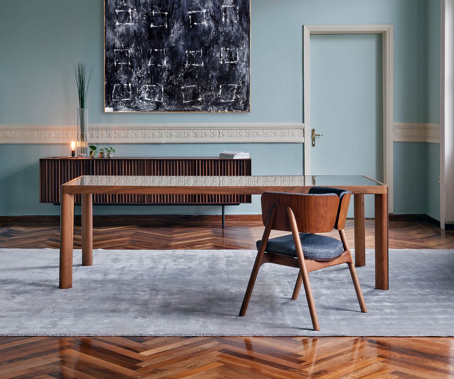 Tavolo da pranzo di design moderno al2 ka bera 001 b vista frontale nella sala da pranzo Tavolo da pranzo di design moderno al2 ka bera 001 b vista frontale nella sala da pranzo