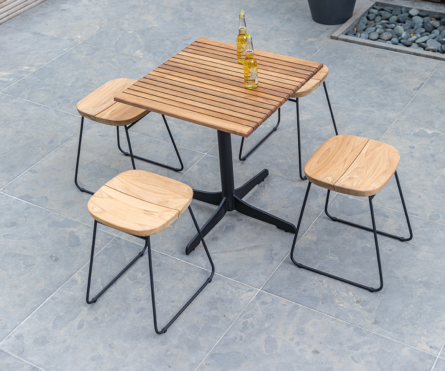 Resistente alle intemperie Oasiq Sedia da bar di design Bryggen con tavolo da giardino sul balcone