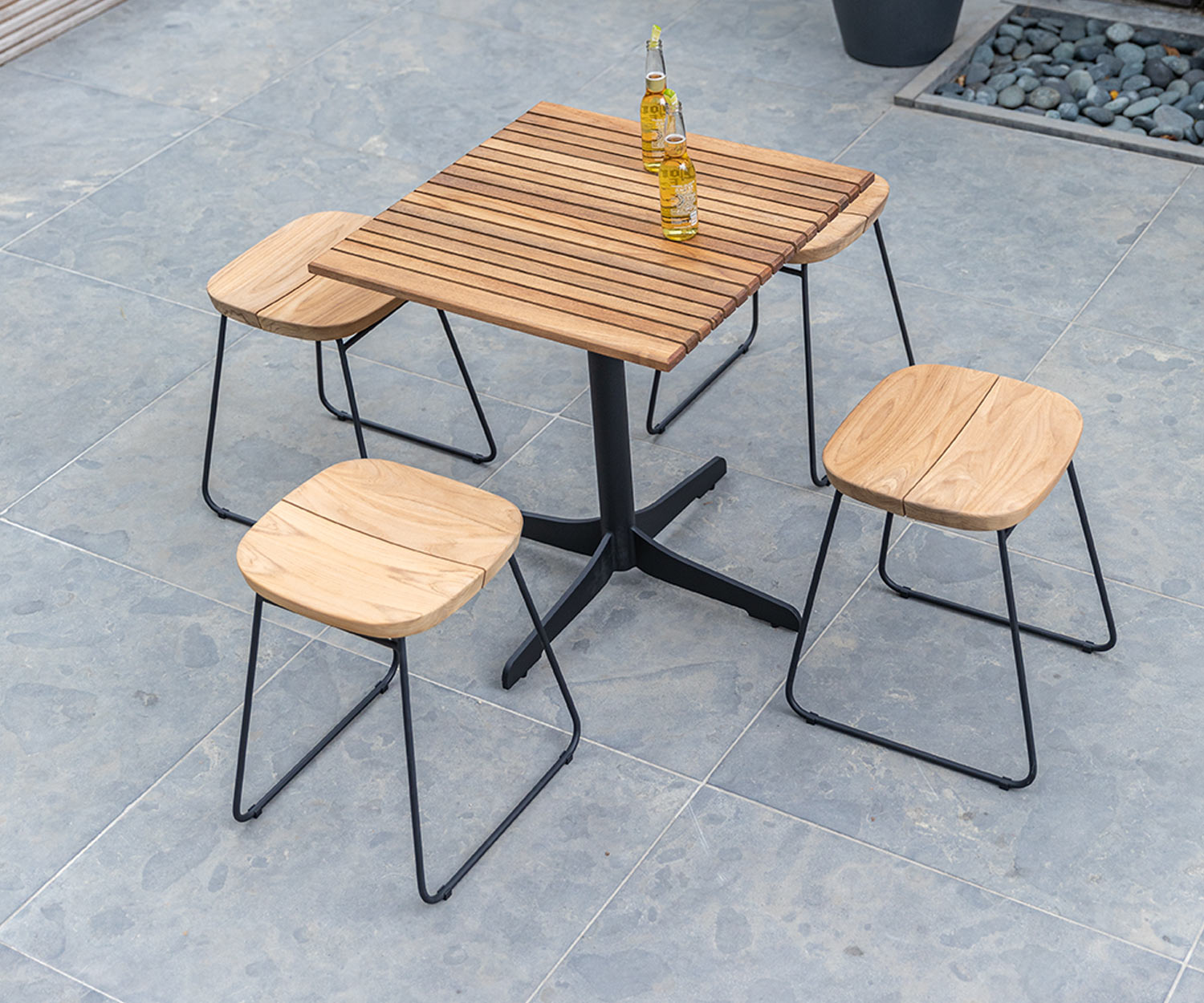 Resistente alle intemperie Oasiq Sedia da bar di design Bryggen con tavolo da giardino sul balcone Resistente alle intemperie Oasiq Sedia da bar di design Bryggen con tavolo da giardino sul balcone
