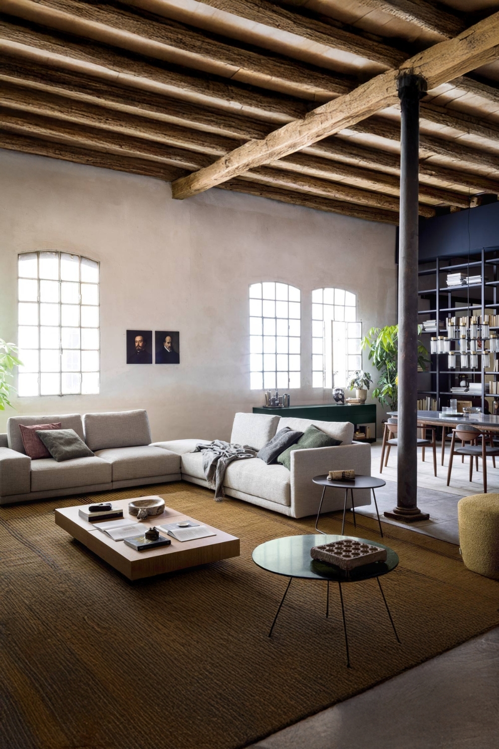 soggiorno-e-sala-da-pranzo-combinati-con-un-elegante-carattere-da-loft