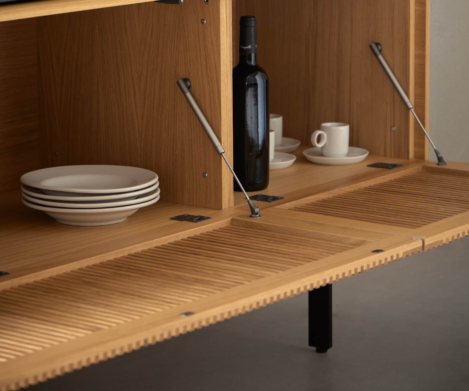 Punt Malmö Design Tavola bassa di design con TV rifinita con impiallacciatura in noce Punt Malmö Design Tavola bassa di design con TV rifinita con impiallacciatura in noce