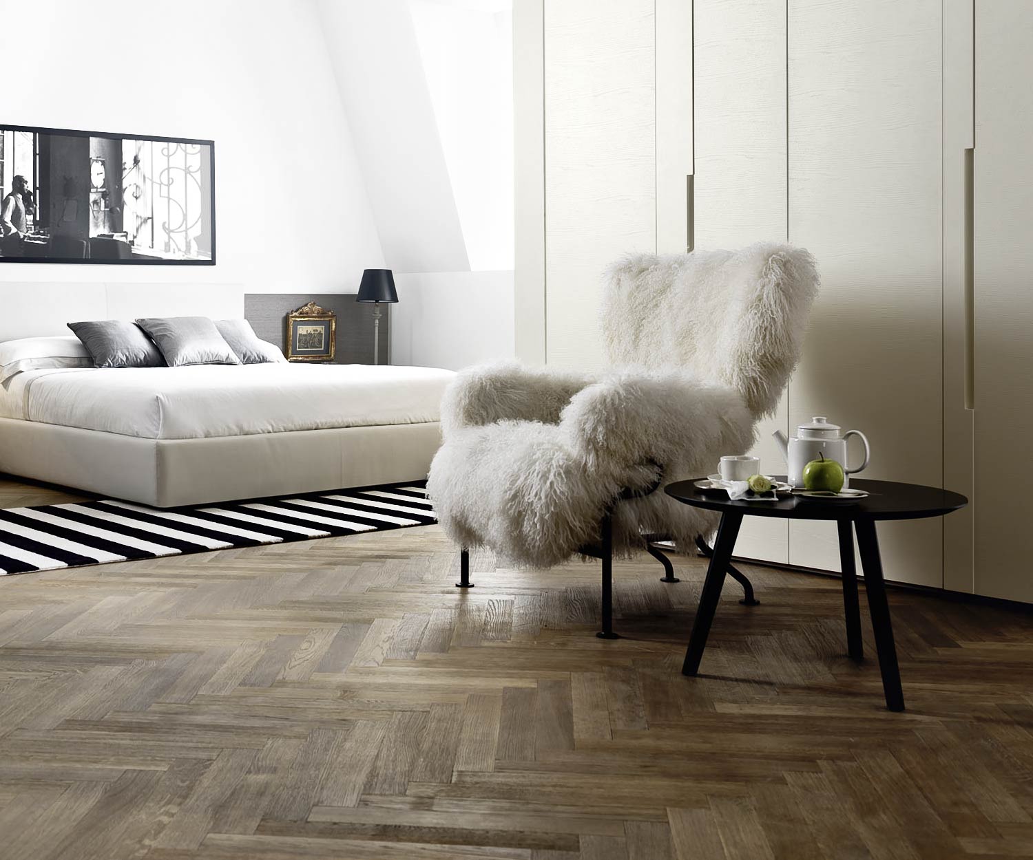 Livitalia Tavolino di design Trio accanto a una poltrona Livitalia Tavolino di design Trio accanto a una poltrona