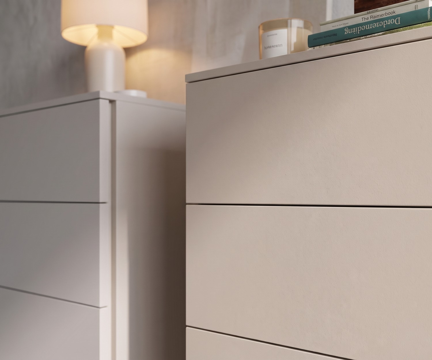 Cassettiera alta Livitalia Atena per la camera da letto con finitura beige strutturata e design moderno.