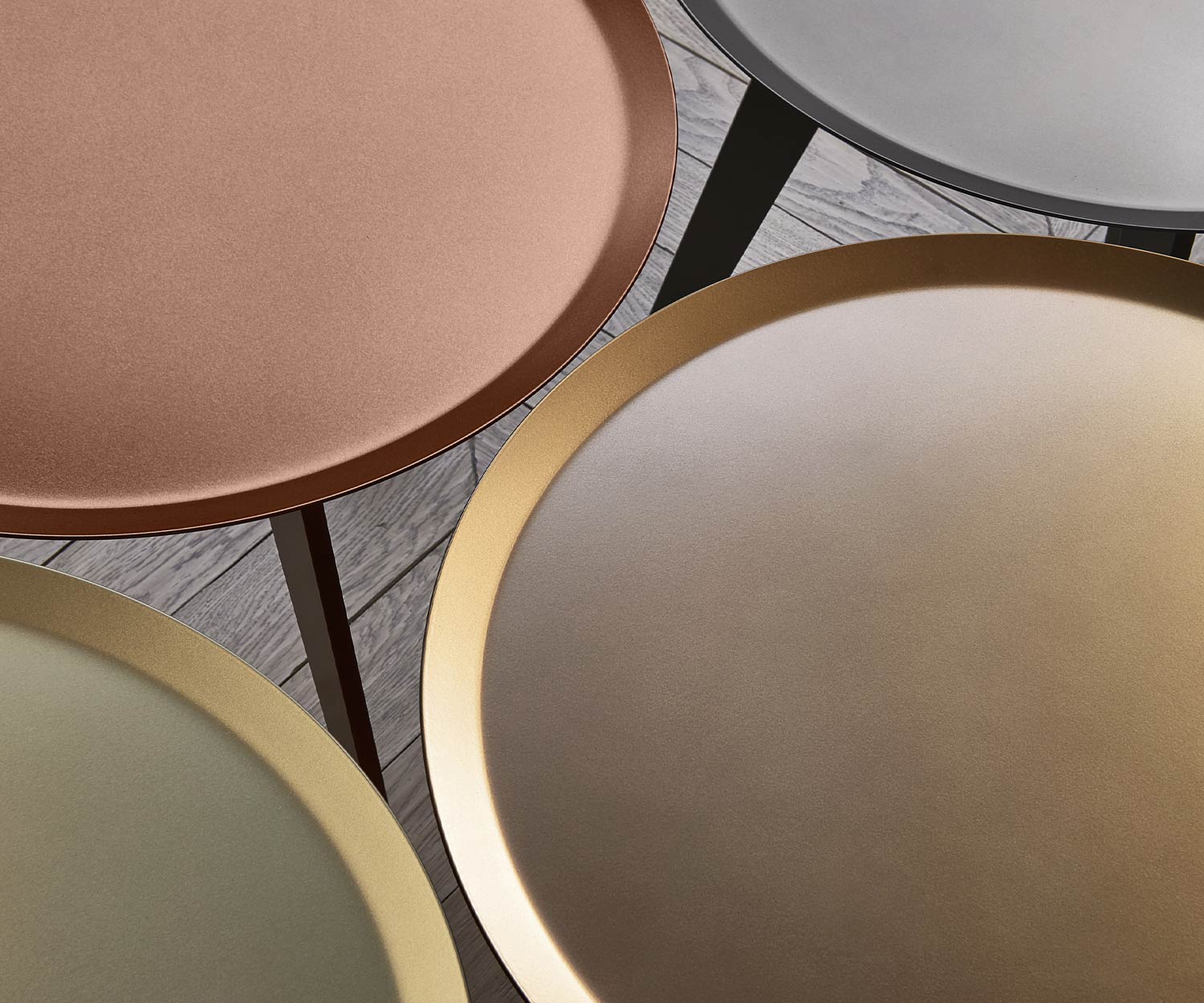 Dettaglio piano d'appoggio metallico Tavolino Lotus di Livitalia Dettaglio piano d'appoggio metallico Tavolino Lotus di Livitalia