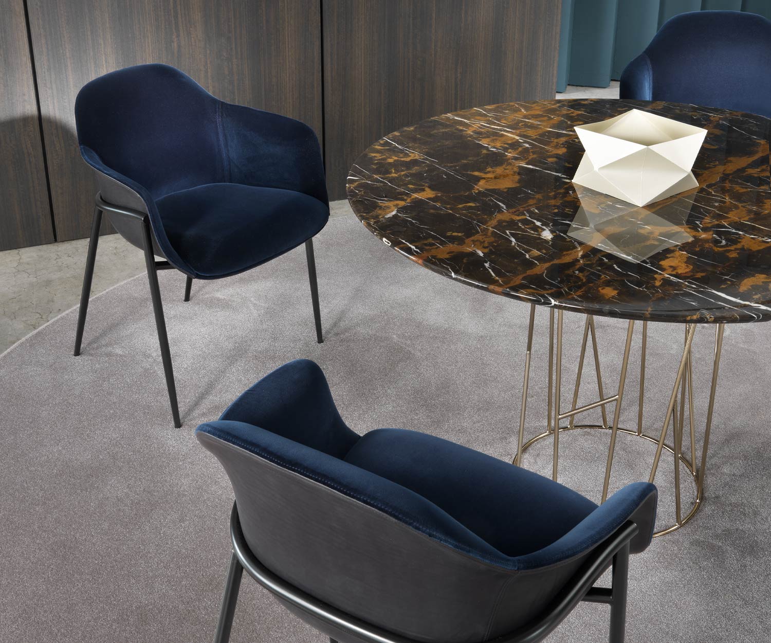 Poltrona di design Chia in velluto blu scuro da Marelli struttura in metallo nero Poltrona di design Chia in velluto blu scuro da Marelli struttura in metallo nero