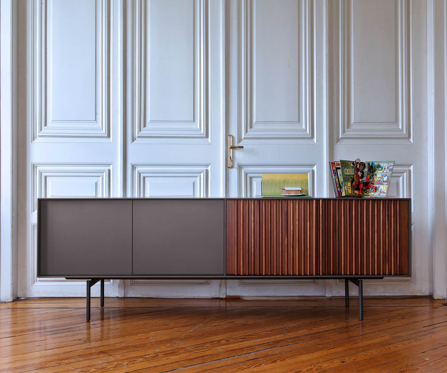 Credenza design noce laccato grigio scuro opaco Ante con tecnologia push-pull Credenza design noce laccato grigio scuro opaco Ante con tecnologia push-pull