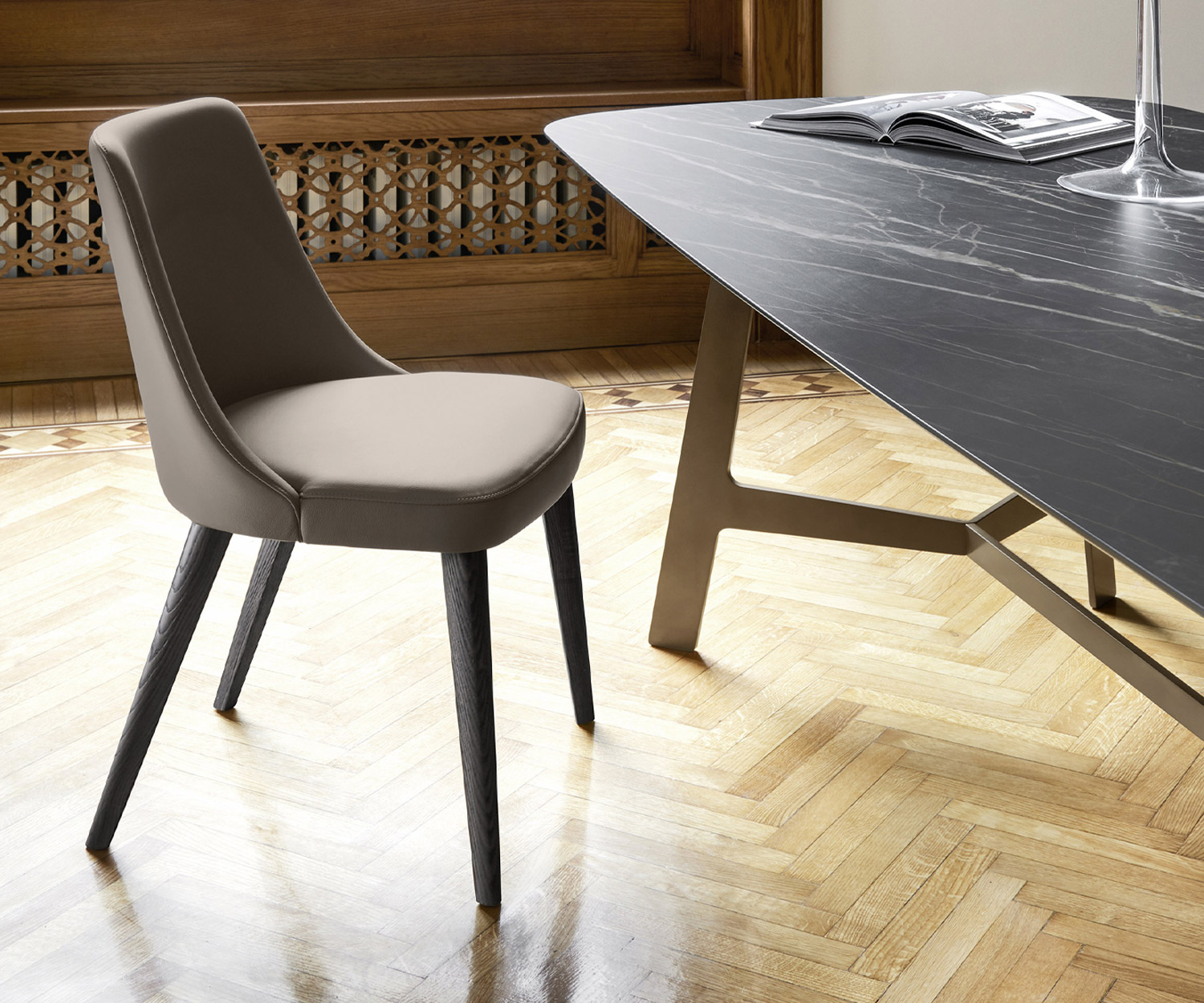 Esclusiva sedia da pranzo Livitalia Design Eva con rivestimento in ecopelle beige