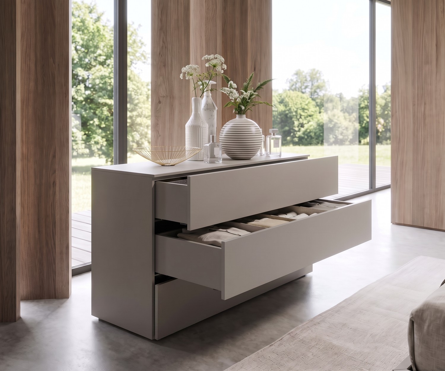 Cassettiera di design Livitalia Atena grigio chiaro Cassettiera Livitalia Atena per camera da letto, comò moderno grigio chiaro opaco con cassetti e vasi decorativi.