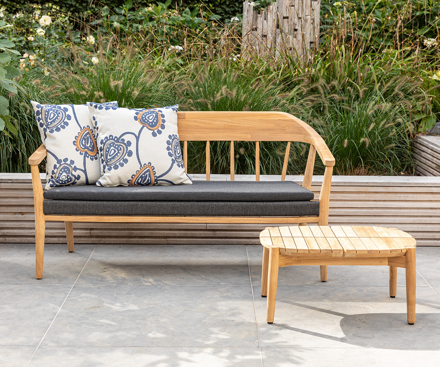 Esclusivo Oasiq Copenhagen Divano a 2 posti con struttura in legno di teak e rivestimento in antracite Esclusivo Oasiq Copenhagen Divano a 2 posti con struttura in legno di teak e rivestimento in antracite