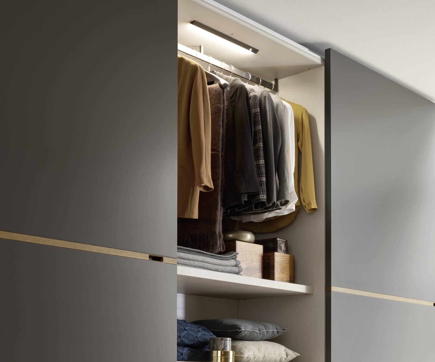 Armadio moderno di design Novamobili grafite con maniglia in rovere miele Armadio moderno di design Novamobili grafite con maniglia in rovere miele