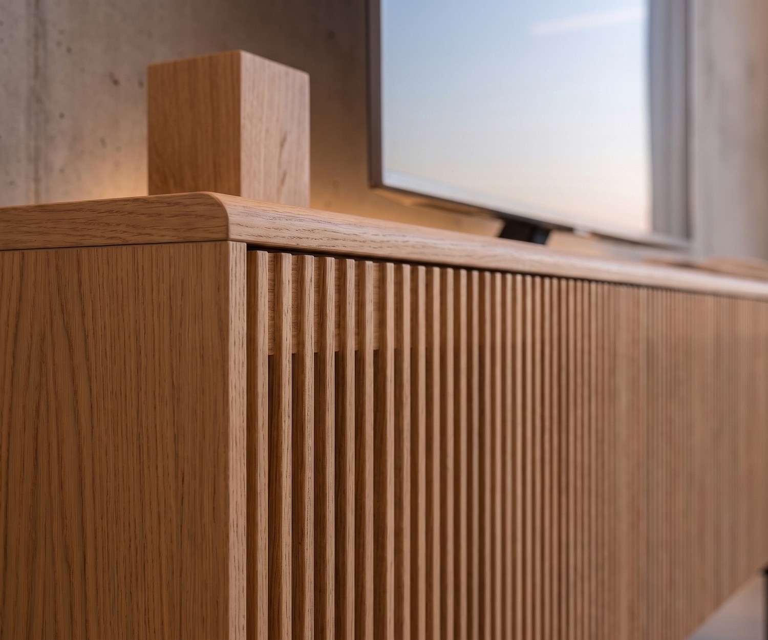 Mobile porta TV Punt Malmö in legno di quercia per il soggiorno con frontale a doghe verticali e bordo arrotondato.