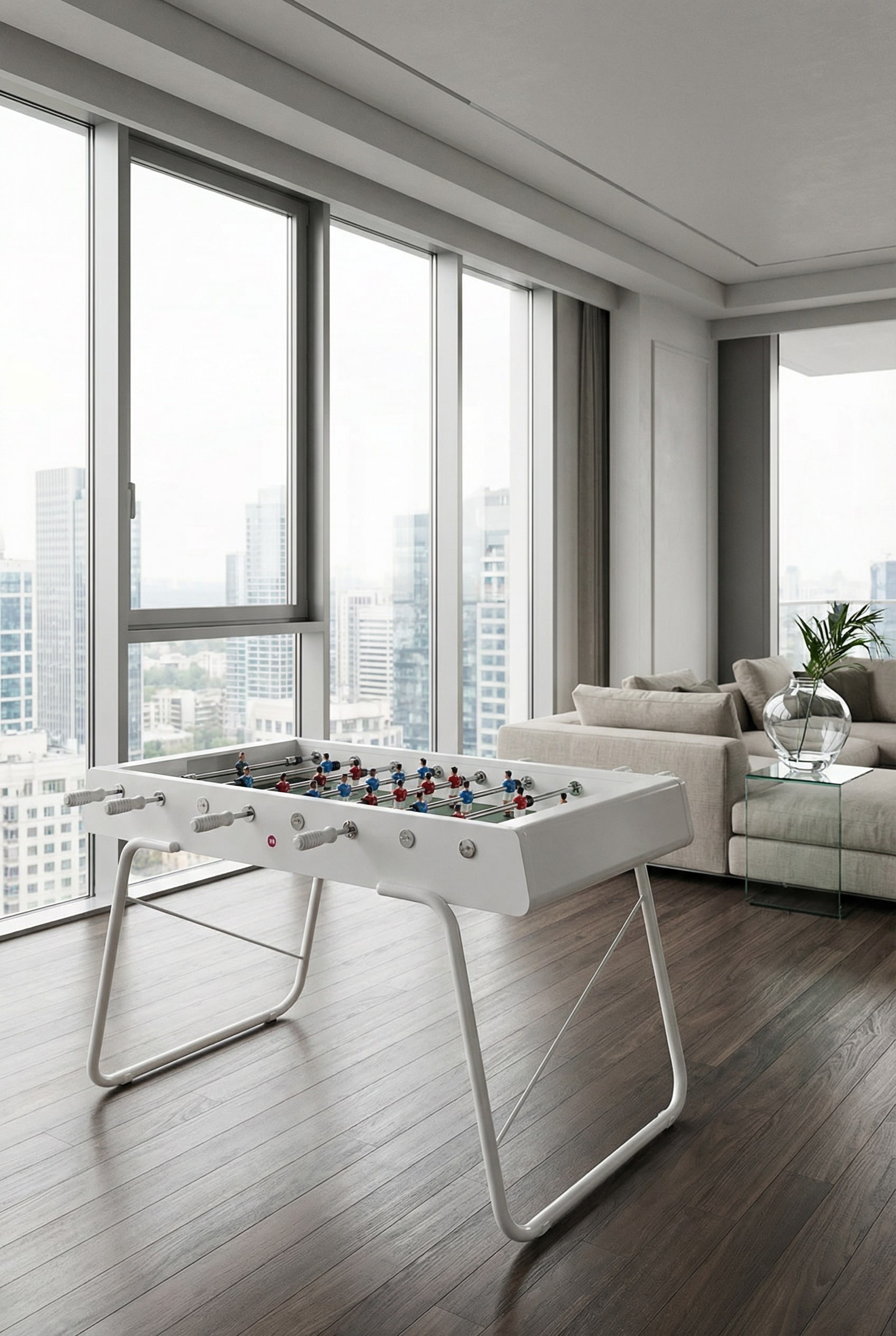 Calcio balilla moderno, laccato monocromatico in acciaio, in un loft di design luminoso e cromaticamente coordinato.