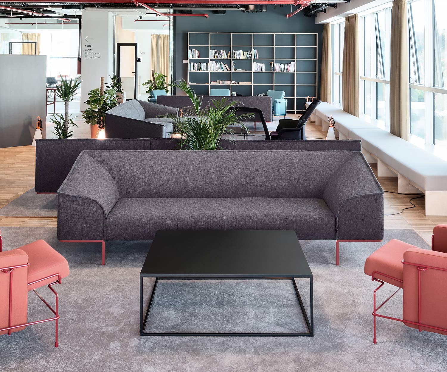 Divano moderno di design Prostoria Seam in grigio scuro nella sala d'attesa Divano moderno di design Prostoria Seam in grigio scuro nella sala d'attesa