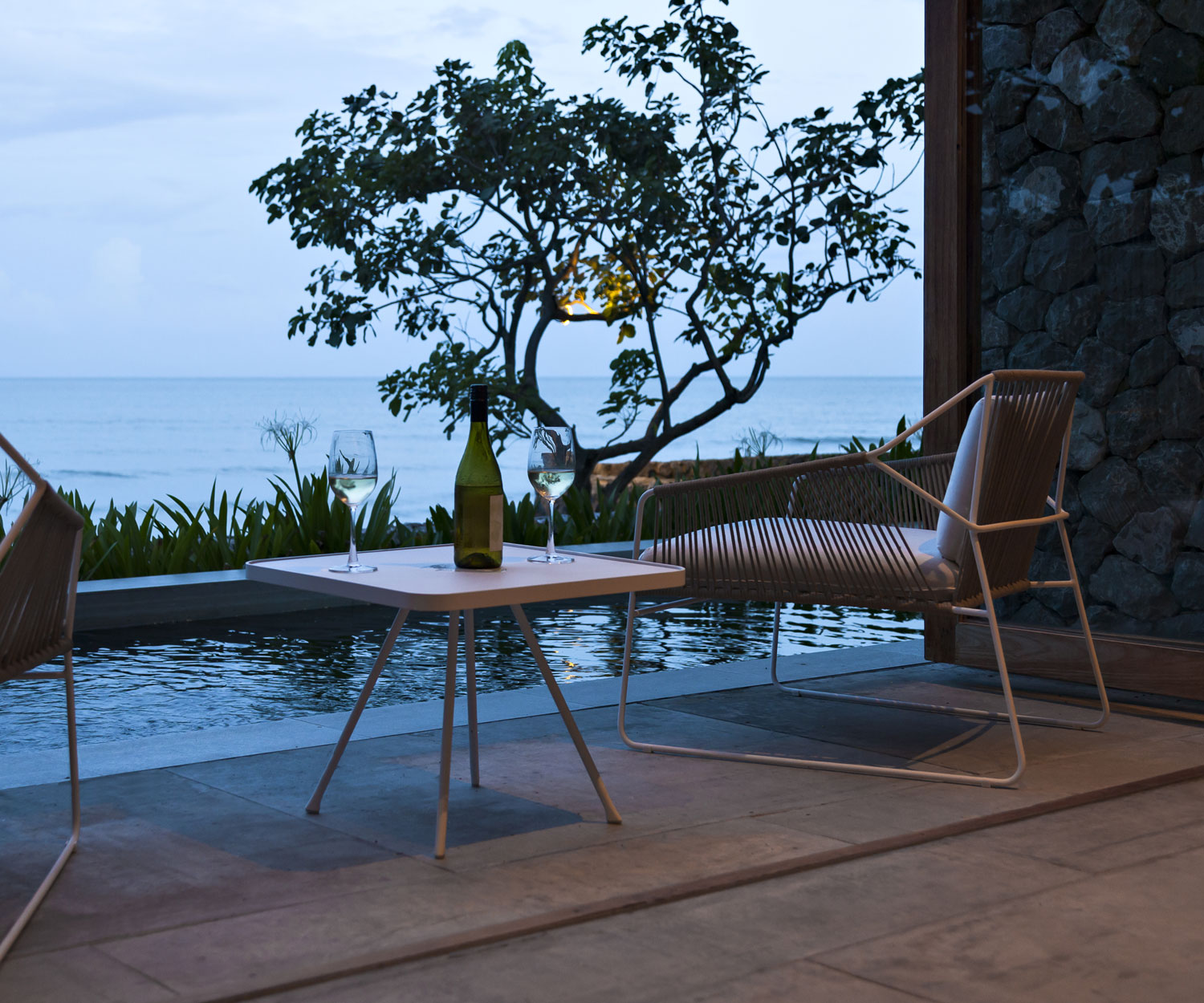 Oasiq Tavolino Attol in alluminio bianco 55x55x42cm Oasiq Tavolino Attol in alluminio bianco 55x55x42cm