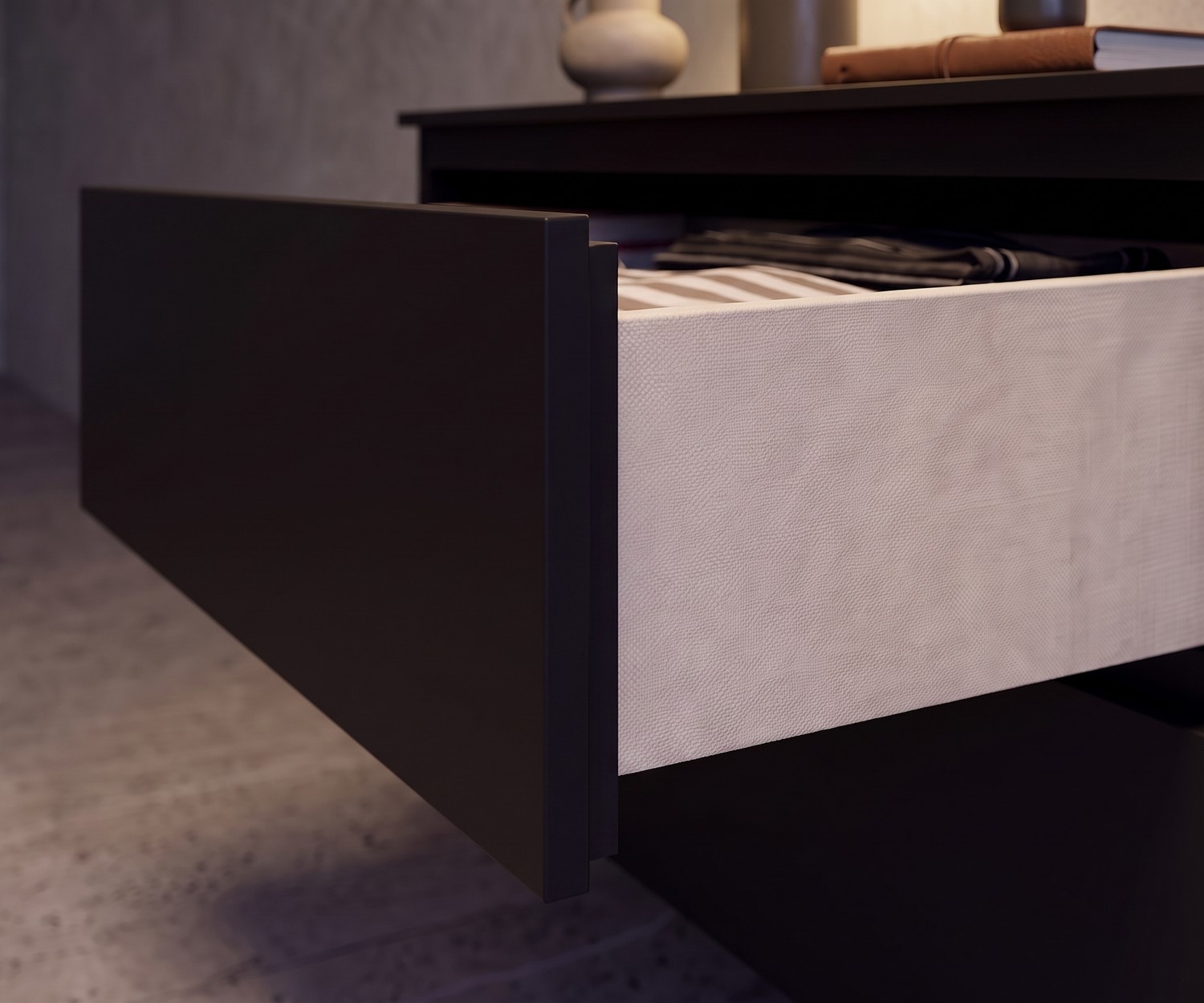 Cassettiera sospesa Novamobili Easy aperta in camera, cassetto nero con interno effetto lino beige, stile moderno.
