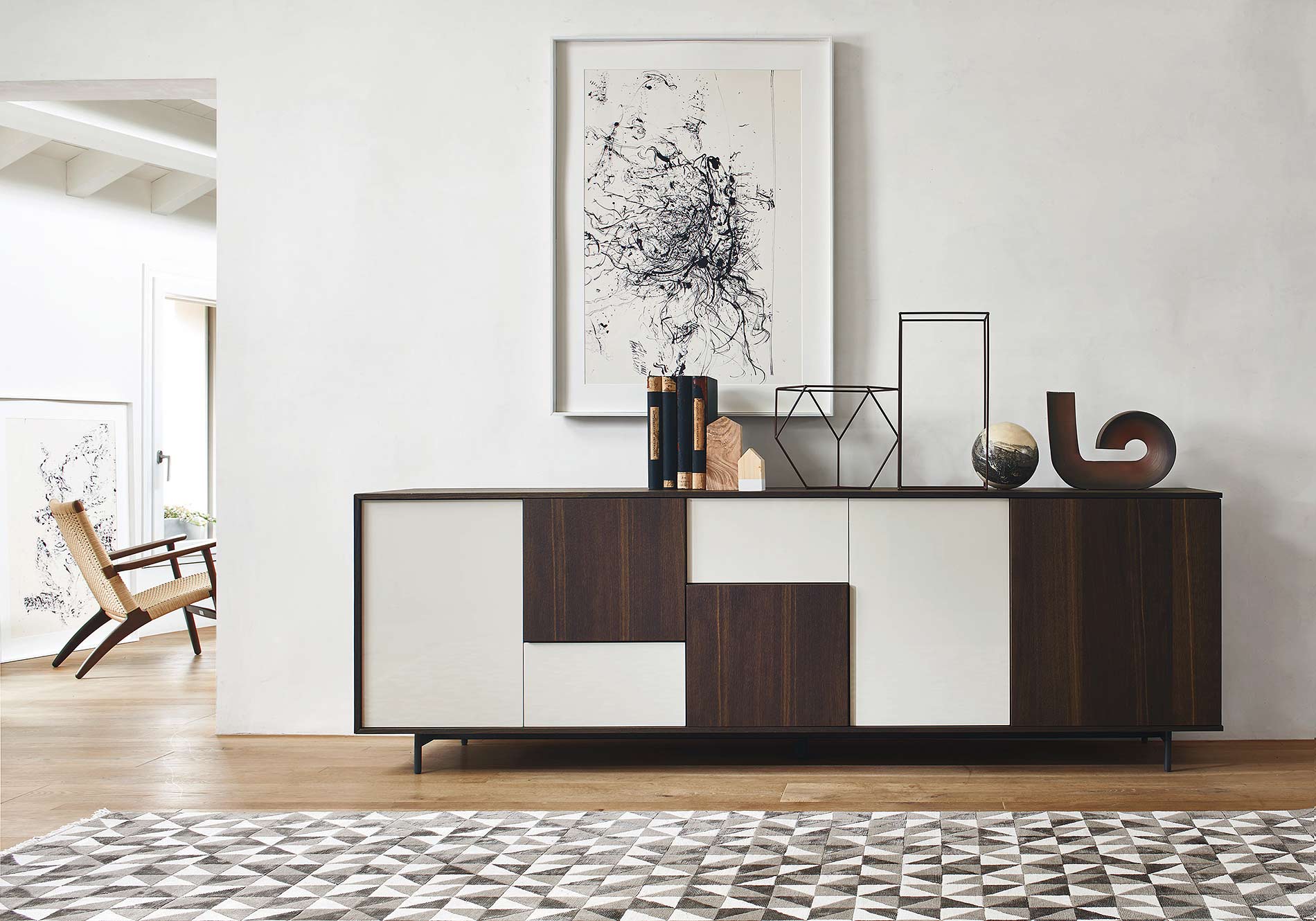 Credenza nidificata in legno laccato