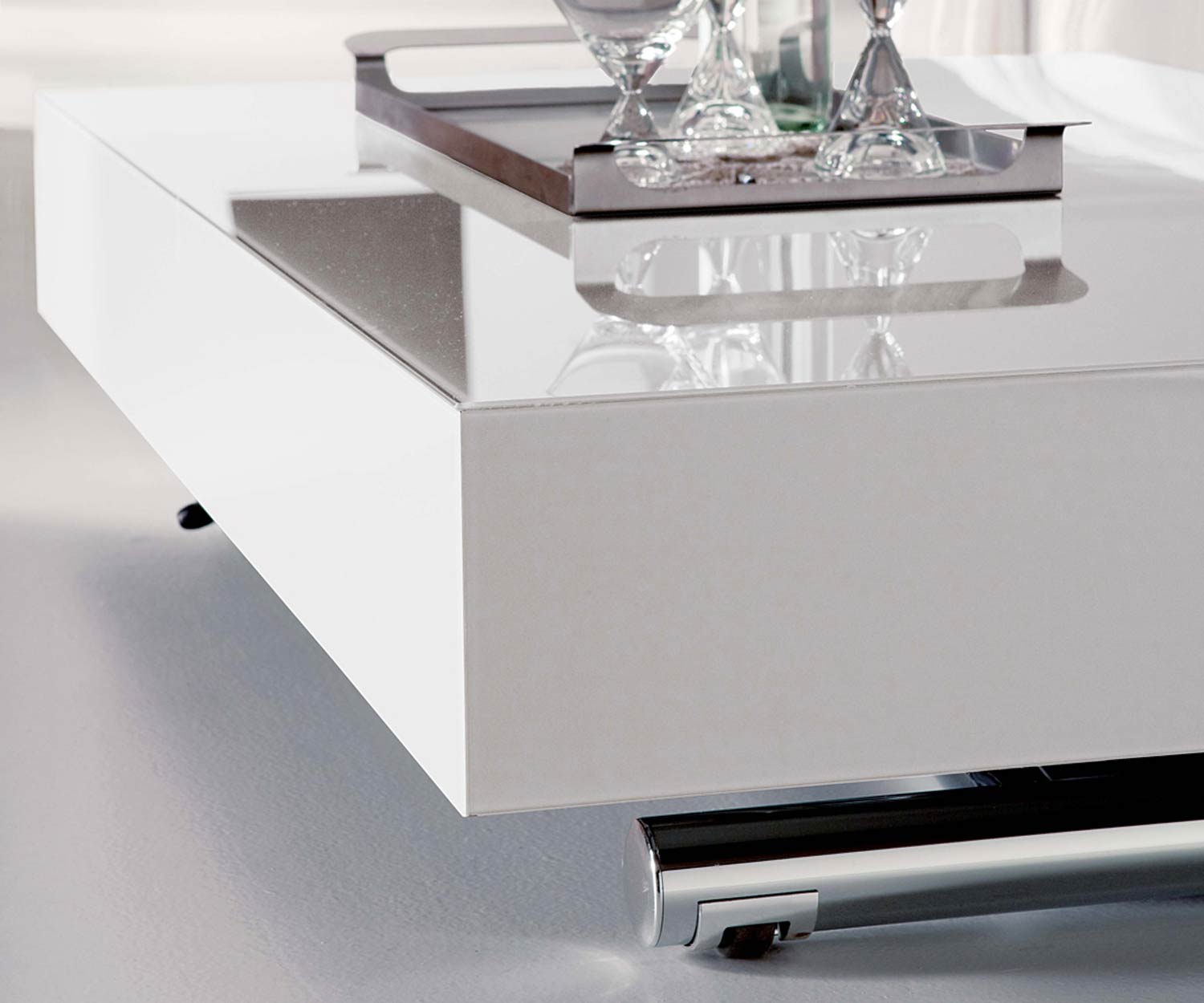 Particolare del piano in vetro del tavolo di design Ozzio Couch Box in bianco