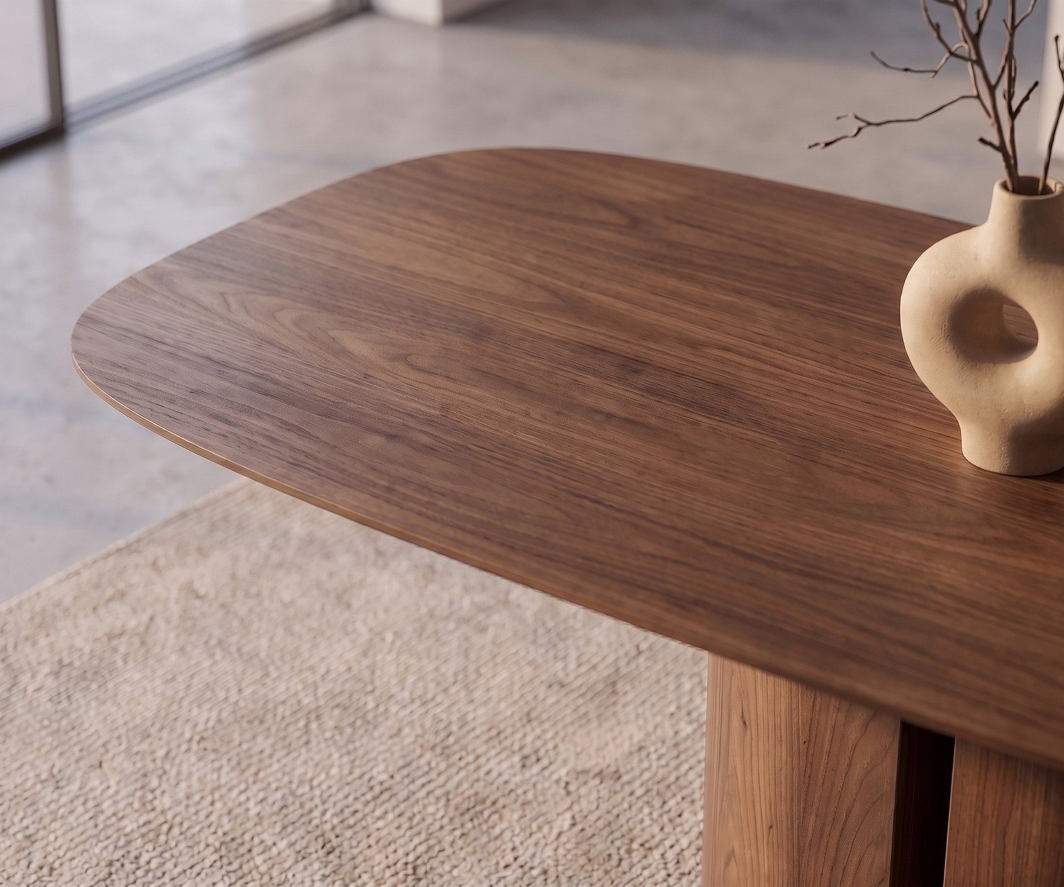 Tavolo da pranzo al2 el-it c 001 in legno impiallacciato, piano arrotondato moderno e vaso in ceramica in sala da pranzo.