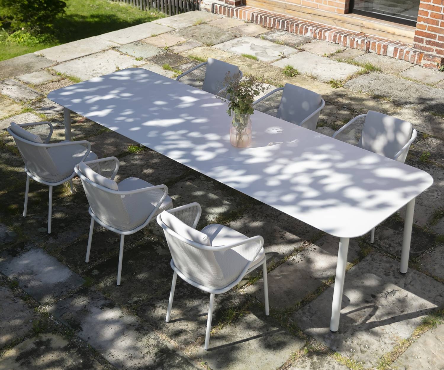 Todus Sedia da giardino di design Condor con struttura bianca e cuscini bianchi Todus Sedia da giardino di design Condor con struttura bianca e cuscini bianchi